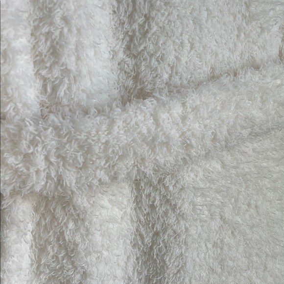 ULTA Fuzzy Robe - Picture 10 of 14